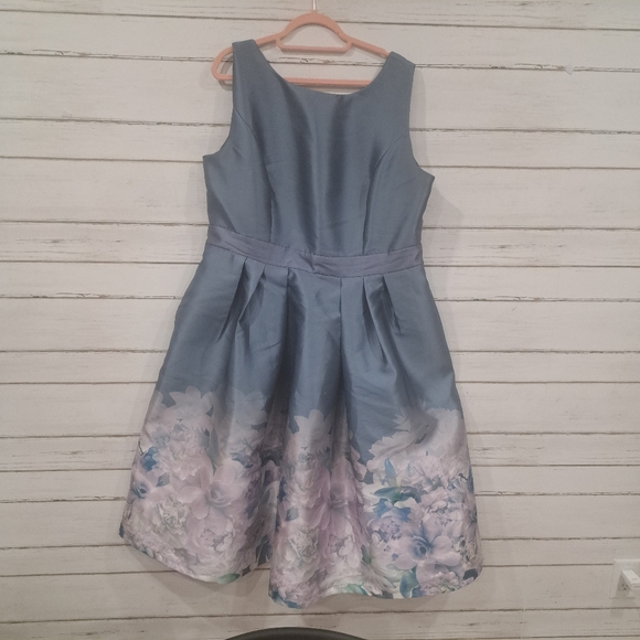 Dress - Picture 2 of 2